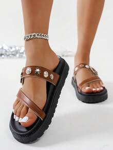 新款时尚金属扣装饰坡跟凉鞋，舒适防滑，百搭易清洁，适合海滩和日常穿着 - 棕色 - 查看 2