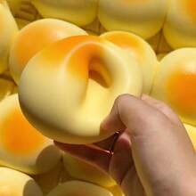 这款面包造型的玩具具有缓慢回弹的特性，柔软粘稠的质地带来非常放松的体验。按压时，它会轻柔地回弹，缓解压力。这款玩具可以帮助缓解压力，释放情绪。它采用逼真的面包和蛋糕造型设计。 - 彩色 - 查看 3