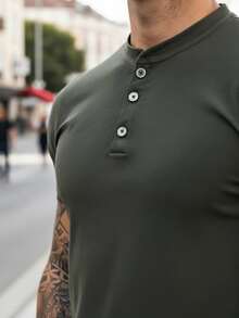 Playera Henley para Hombre de Estilo Casual y Urbano con Diseño de Botones Frontales, Corte Slim Fit que Resalta la Figura Masculina, Ideal para Looks Modernos, Juveniles y Versátiles, Perfecta para Combinar con Jeans, Joggers o Pantalones Casual, Prenda Básica e Imprescindible para el Día a Día, Estilo Minimalista y Atemporal para Primavera, Verano, Otoño e Invierno, Apta para Oficina, Citas, Salidas con Amigos, Vacaciones o Uso Diario, Streetwear y Estilo Relajado para Hombres que Buscan Comodidad sin Perder Estilo, Moda Masculina Actualizada para Toda Ocasión  Liso  Casual-Básico  Algodón    Playera Henley      Primavera - Verano - Negro - Ver 6