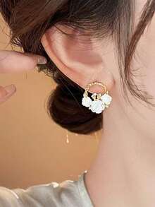 1 Pair Fashionable Floral Basket Design Stud Earrings, Round Flower Earrings, Unique High-End Personalized Versatile Earrings - White - View 4