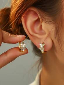 一对蝴蝶造型全镶锆石耳环，金/银色耳环圈+双蝴蝶锆石缠绕设计，法式柔美可爱日常风，适合下午茶、通勤、情侣约会等场合，独特甜美元素点亮耳环 - 蝴蝶型 - 查看 5