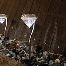 4 个弧形水晶 LED 太阳能草坪灯，适合美丽的户外小路和草坪。