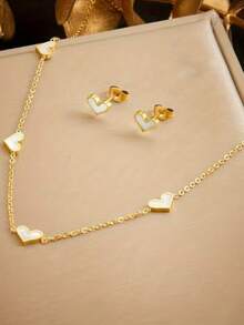 一套女士首饰套装，包括不锈钢耳环和心形吊坠项链，简约风格，是完美的节日礼物之选。