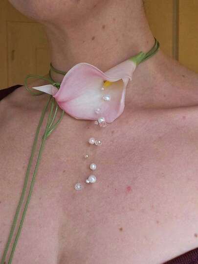 这款手工设计师款马蹄莲项链是一款女士项链，饰有水晶和珍珠流苏吊坠。它采用优雅的法式花卉图案和波西米亚风格，非常适合派对、宴会、婚礼、节日、假期、约会和其他场合。