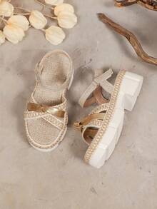 女童夏季新款波西米亚风罗马厚底凉鞋，采用优质亚麻材质，柔软透气，魔术贴设计方便穿脱，复古波西米亚度假风，纹理厚底设计行走稳固，轻便舒适，适合4-15岁女孩、小学生和初中生，适合暑假、郊游、派对、海滩活动等场合。 - 金色 - 查看 4