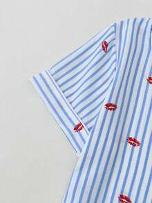 [Dreamery] Conjunto de pijama de pantalón corto y manga corta con estampado de labios rojos a rayas y textura arrugada para mujer - Azul - Ver 3