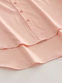 极简翻领长袖宽松女式衬衫外套，采用衬衫领和不对称下摆设计