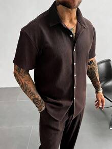 GloMan 男士两件套，采用棉混纺面料，触感舒适，略带弹性。包含一件纽扣短袖衬衫和一条抽绳长裤，适合休闲街头风、日常穿着、周末外出和社交场合。是送给朋友或丈夫的绝佳礼物，也是母亲节的理想之选。 - 巧克力棕 - 查看 3