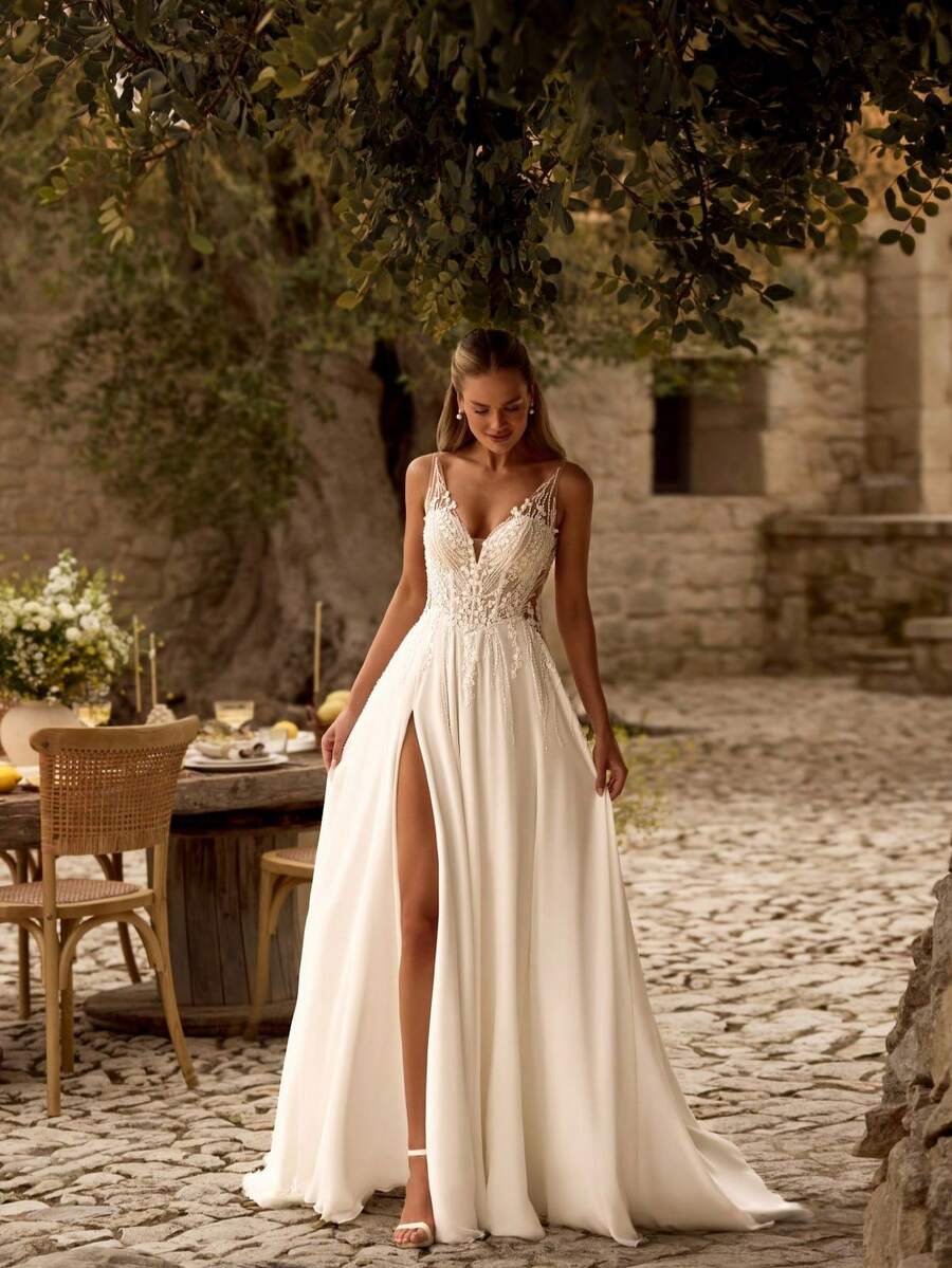 Elegant V-Neck A-Line Wedding Dress With Chic Backless Detail – Sophisticated Floor-Length Bridal Gown Featuring An Alluring Neckline, Daring Open Back Design, And Gracefully Flowing Silhouette, Perfect For Weddings, Christmas Galas, Halloween Balls, Formal Dances, Birthday Celebrations, And Special Evening Events. A Versatile Choice For Wedding Receptions, Holiday Parties, Anniversary Dinners, Luxury Getaways, Black-Tie Occasions, Cocktail Gatherings, Bridal Showers, Wedding Guest Attire, Graduation Formals, Homecoming Events, And As A Modern Bridesmaid Or Festive Evening Gown. - 白色 - 查看 1