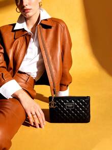 CHANEL Túi đựng mỹ phẩm Materiel, thời trang Xuân Hè 2026 mới, màu đen chần bông - Túi trang điểm sang trọng họa tiết kim cương, túi đựng đồ vệ sinh cá nhân du lịch chống thấm nước di động với mặt dây chuyền kim loại, túi trang điểm dễ thương thẩm mỹ cho ví, túi đựng mỹ phẩm nhỏ có khóa kéo. - màu đen - Xem 3