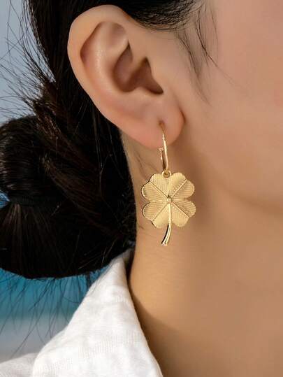 1 Pair Retro Minimalist Elegant Four-Leaf Clover Pendant Earrings For Women, Suitable For Party, Banquet And Daily Wear