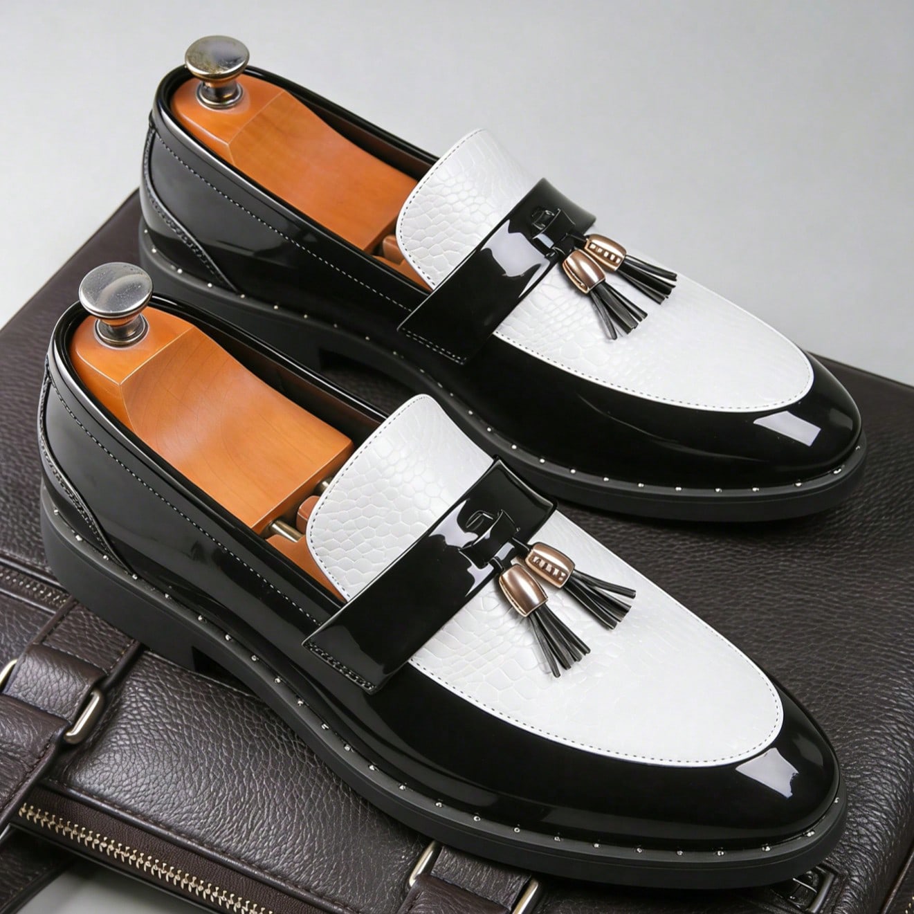 Mocasines de cuero formales de estilo clásico retro para hombres, zapatos elegantes de vestir con borlas para negocios y viajes, con suela de goma y