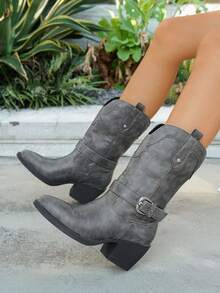 这款女士西部牛仔靴风靡欧美，采用全新西部风格设计，配有金属搭扣和尖头粗跟。靴底防滑耐磨，不易疲劳。适合日常穿着、参加节日庆典、牧场文化牛仔派对以及街头时尚活动。 - 灰色 - 查看 2