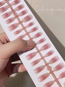 Bộ 30 móng giả hình thang cỡ trung bình kiểu mắt mèo, móng giả trong suốt màu nude tối giản kiểu Pháp, phù hợp cho việc tự làm móng nghệ thuật. Bộ sản phẩm bao gồm một miếng gel nhỏ và một dũa móng, thích hợp để sử dụng hàng ngày, dự tiệc, khiêu vũ và làm quà tặng. Dụng cụ làm móng - Nhiều màu - Xem 4