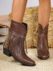 这款女士棕色西部牛仔靴，融合了欧美西部风格，采用传统刺绣工艺，方头低跟设计。靴底防滑耐磨，不易疲劳。适合在牧场文化、牛仔竞技派对以及日常节日的街头时尚场合穿着。 - 棕色 - 查看 3