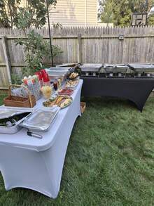 1件长方形涤纶桌布，可覆盖整个桌面，抗皱，可水洗，弹性好且贴合桌面，适用于室内、室外、露台、野餐、露营、派对、婚礼、宴会等场合。