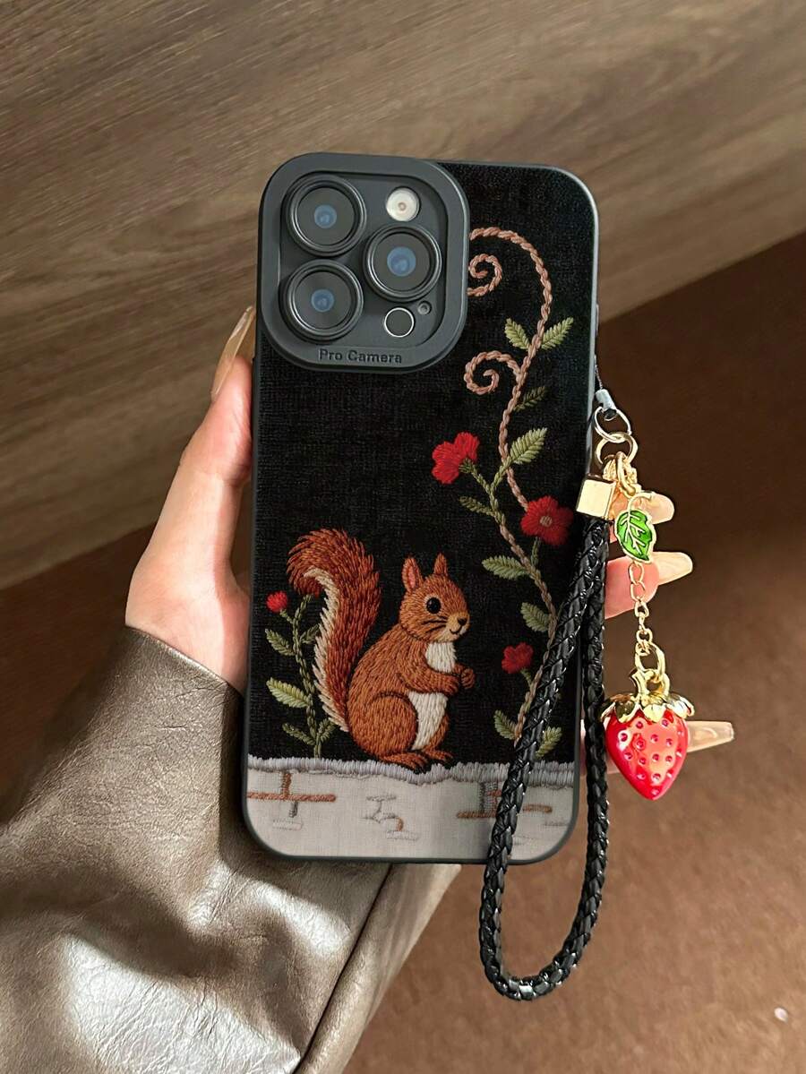 可爱松鼠彩绘镂空黑色草莓绳图案简约时尚创意防震手机壳,兼容 17/17 Pro/17 Pro Max/16/11/16 Pro/16 Plus/16 Pro Max/16e/15 Pro Max/13/14/12/XS/XR/7G/8P,兼容三星Galaxy S25/S25 Plus/S25 Ultra/A16/A36/A26/A56/A50/A12/A32/A52/A72/A51/A21S/A13/A14/S24/S24 Plus/S24 Ultra/S20/S23/S22/A53/S20 FE,国际版,非国内版 - 彩色 - 查看 1