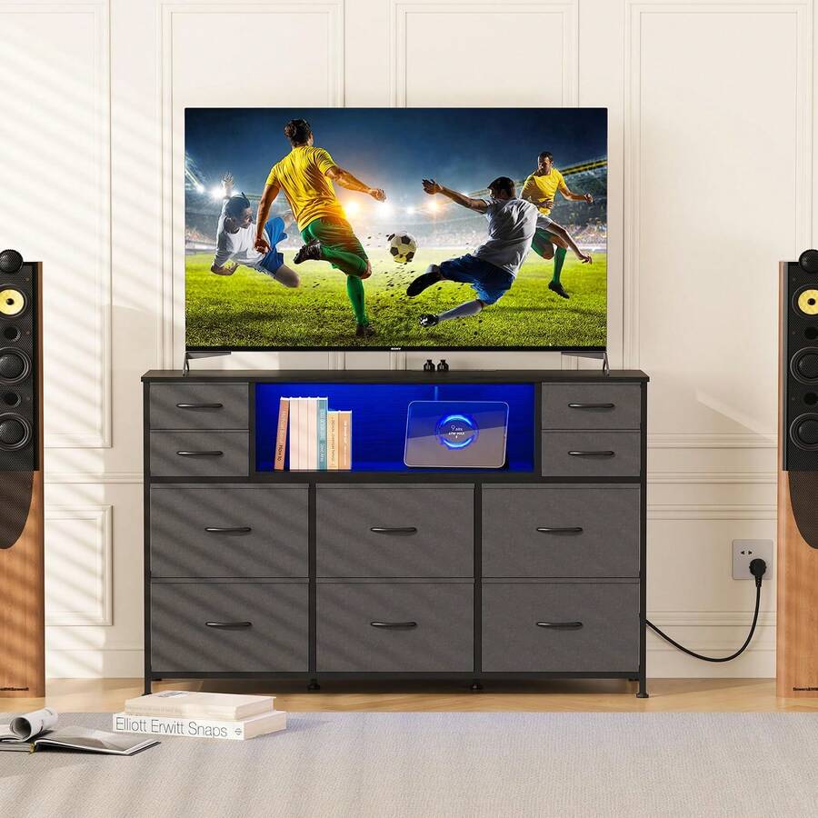 10 cajones de Tela, Soporte de TV con Centro de Entretenimiento con Toma de Corriente y luz LED para TV de 45 a 55 Pulgadas, cómoda con Tapa de Madera y estantes Abiertos para recámara, Sala de Estar - Gris Oscuro - Ver 1