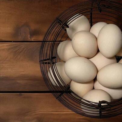 1pc Dual-Color Grocery Basket, Woven Egg Basket, Iron Wire Basket, Kitchen Iron Art Egg Basket, Round Handled Basket, Black Iron + Handled Design + Breathable Storage