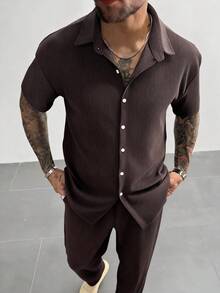 GloMan 男士两件套，采用棉混纺面料，触感舒适，略带弹性。包含一件纽扣短袖衬衫和一条抽绳长裤，适合休闲街头风、日常穿着、周末外出和社交场合。是送给朋友或丈夫的绝佳礼物，也是母亲节的理想之选。 - 巧克力棕 - 查看 2