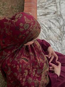 1条时尚真丝围巾，巴厘岛图案羊绒披肩，女士羊毛缎面围巾，提花编织围巾，冬季保暖，穆斯林头巾 - 酒紅色 - 查看 4