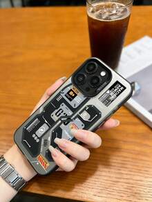 这款机械面板手机壳兼容 14/15 Pro Max，采用未来科技设计，黑灰工业电路图案，印有“ARMOR MACHINE”字样、警告标志以及 NAND 闪存和运动传感器等功能元件。透明硬壳提供全摄像头保护，兼容 、Redmi、OPPO 和 VIVO 等品牌手机。 - 彩色 - 查看 4