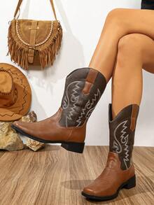 这款女士棕色西部牛仔靴，融合了欧美西部风格，采用传统刺绣工艺，方头低跟设计。靴底防滑耐磨，不易疲劳。适合在牧场文化、牛仔竞技派对以及日常节日的街头时尚场合穿着。 - 棕色 - 查看 4