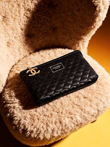 CHANEL 黑色绗缝皮革化妆包。时尚奢华的化妆包。优雅的手拿包。便携式手机袋。适合日常使用或作为送给女朋友的礼物。