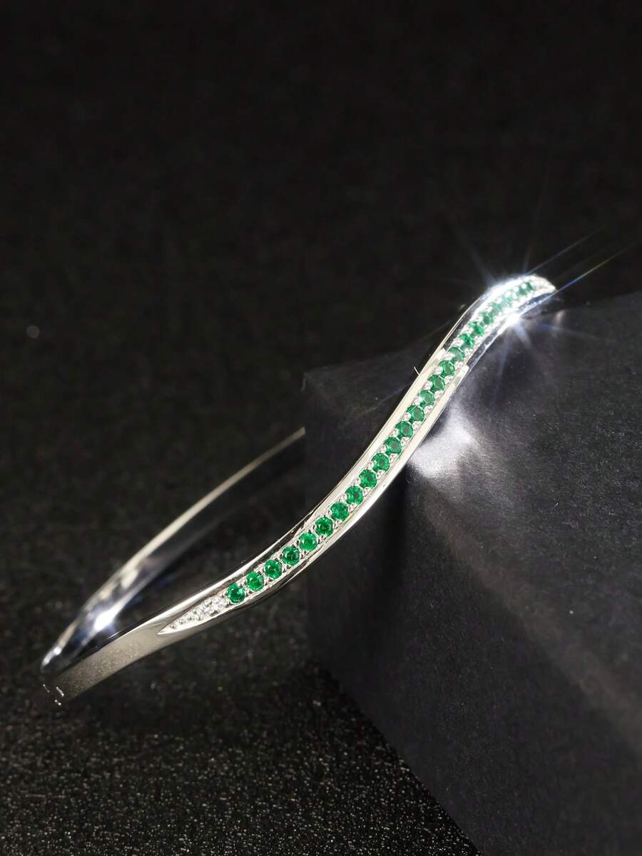 1件S925银手链，呈祖母绿色，镶嵌实验室培育宝石，优雅弧形设计，适合春季茶会，是展现温暖与精致的贴心母亲节礼物。 - 銀色 - 查看 1