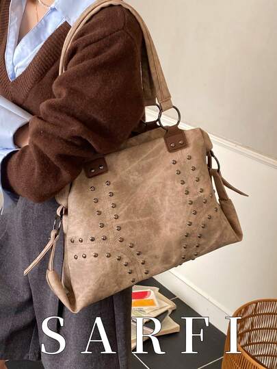 现代风格个性铆钉女士手提包；新款秋冬卡其色面料单肩包，现代都市通勤风格单肩包，适合购物和通勤，实用、轻便、大容量收纳包；耐用且功能齐全的单肩包，配有金属拉链。