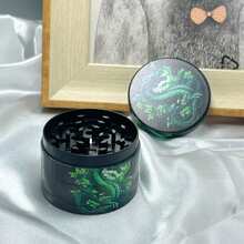 1个卡通龙造型四层锌合金香料研磨器，50毫米 - 非常适合厨房使用和作为礼物，香料研磨器 - 彩色 - 查看 3