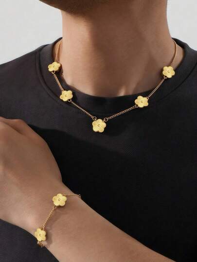 Juego de joyería para hombres de trébol de 4 hojas: Collar y pulsera chapados en oro, set de 2 piezas. Diseño de flor de 5 pétalos, accesorio de amuleto de la suerte de moda para hombres, adecuado para uso diario/casual/fiesta. Joyería duradera y elegante, el regalo perfecto para el caballero moderno que busca un amuleto de la suerte de moda.