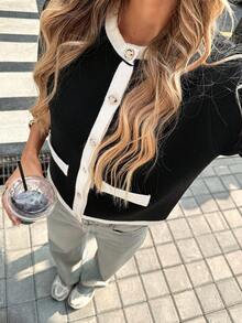 黑白對比圓領短袖 Y2K 針織上衣，金色鈕扣修身短版休閒夏季開襟衫，適合日常通勤與度假 - 黑色 - 查看 4