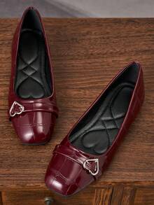 女士时尚百搭方头玛丽珍平底鞋 - 经典百搭的酒红色，舒适百搭，适合办公室和休闲场合，四季皆宜，女士平底鞋，新款，时尚简约，一脚蹬设计，纯色鳄鱼纹压花，是情人节、母亲节、婚礼、派对、办公等场合的理想礼物。（尺码偏小，鞋型偏窄，建议选购大一码） - 酒紅色 - 查看 3