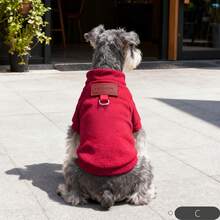 一件蓝绿色/黄绿色/红色/灰色宠物抓绒毛衣，休闲风格，柔软抓绒面料，长袖套头衫款式，配有皮革标签和内置牵引绳环，保暖舒适，可搭配牵引绳，适合日常散步、室内穿着及秋冬季穿着。 - 彩色 - 查看 21