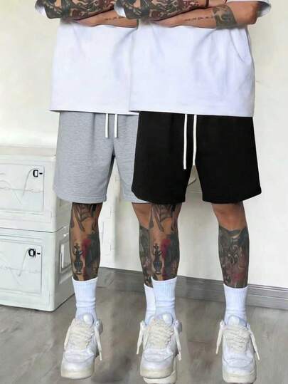 1件黑色休闲短裤，以简约设计诠释休闲态度，涤纶面料提供全天柔软舒适感，无论是酷炫街头漫步还是休闲居家，都能让您在时尚与舒适之间自由切换，展现您的男性魅力。