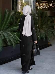 这款女士优雅长裙适合当季穿着，饰有蝴蝶结印花和荷叶边袖口，适合节日、婚礼、度假和日常穿着。简约的伊斯兰长袍，点缀粉色蝴蝶结——A字型黑色女士长裙（无弹力面料，圆领款式）春季款 - 黑色 - 查看 5