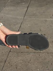 Sandalias planas de mujer con punta abierta y decoración de rayas doradas, diseño versátil y elegante de múltiples correas, estilo clásico de elegantes sandalias de cuero PU negro para primavera y verano, zapatos imprescindibles para mujeres en el Día de San Valentín, uso en la playa y al aire libre - Negro - Ver 7