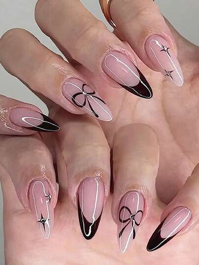 Sanrio Mejora tu apariencia con este set de 24 uñas postizas de almendra media, de elegante estilo moderno en un suave degradado de rosa nude, con un patrón de lazo negro y detalles de cristal en forma de estrella. Este set clásico de uñas francesas negras es perfecto para añadir un toque de personalidad a tu estilo, ideal para citas románticas de San Valentín, tardes casuales de té, fiestas y reuniones.