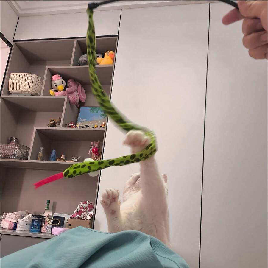 44英寸超长逗猫棒 - 沙沙纸条 - 绿色羽毛毛毛虫 - 互动猫玩具 - 趣味宠物玩具 - 四季皆宜 - 彩色 - 查看 1