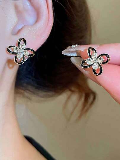 一对优雅的镶钻花朵耳坠，精致复古简约设计，适合通勤、派对、日常佩戴。