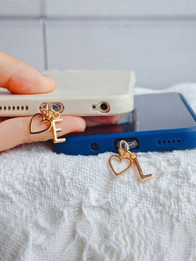 Tapón antipolvo con letra del alfabeto inglés y encanto de corazón en dorado - Colgante con letra de la A a la Z, tapa de carga con forma de corazón de moda, adecuado para interfaz tipo C, regalo para madre, familia, amigos, niños, cumpleaños, vacaciones, accesorios de teléfono