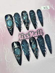 这款10件套奢华手工美甲套装包含高端蓝色假指甲、3D手绘假指甲、欧美风假指甲、复古假指甲、长款假指甲和可重复使用的假指甲。堪称美甲艺术的杰作，是送给女性的礼物，适合女孩和女士在派对或日常场合佩戴。美甲用品 手工按压式假指甲 - 彩色 - 查看 3