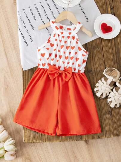 这款时尚可爱的红色爱心印花连体裤适合年轻女孩在情人节穿着。采用柔软舒适的圆领无袖针织面料，打造时尚度假风，适合度假、旅行、节日派对、跳舞、上学、骑行、聚会和日常休闲穿着。