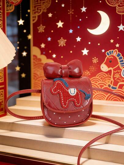 这款全新迷你斜挎包采用卡通小马装饰，设计休闲简约，翻盖开合，配有不可调节肩带。适合青少年、日常出行和旅行。