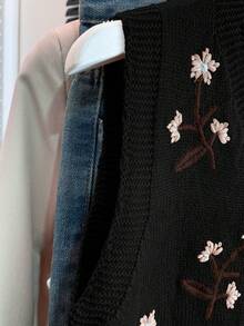 V领撞色花卉刺绣单排扣休闲针织背心，春夏款，黑色 - 黑色 - 查看 4