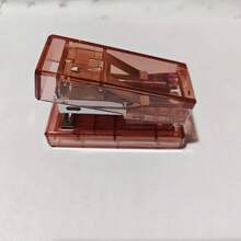 一套订书机，包含订书机和订书钉，经典设计，适合办公室和书房使用。 - 彩色 - 查看 2