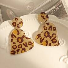 1Pair Maillard Leopard Print Heart Acrylic Studs, Hong Kong Style Light Luxury Minimalist Design For Women Fall Winter Daily Wear Party Fashion Jewelry - E6781/Beige Heart - View 6