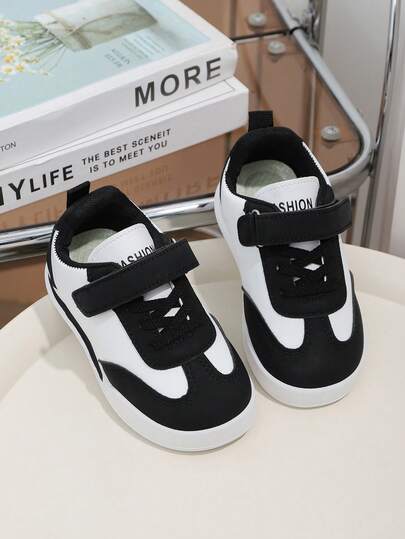 1 双最新款儿童黑白撞色魔术贴运动鞋 - 穿脱方便，非常适合日常出行、学校生活、户外活动、购物、公园玩耍，可轻松搭配各种儿童服装，采用休闲舒适的风格。