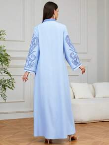 女士优雅斋月时尚V领长袖长款卡夫坦连衣裙，饰有精美刺绣，适合婚礼、派对、居家及日常穿着。 - 藍色 - 查看 2